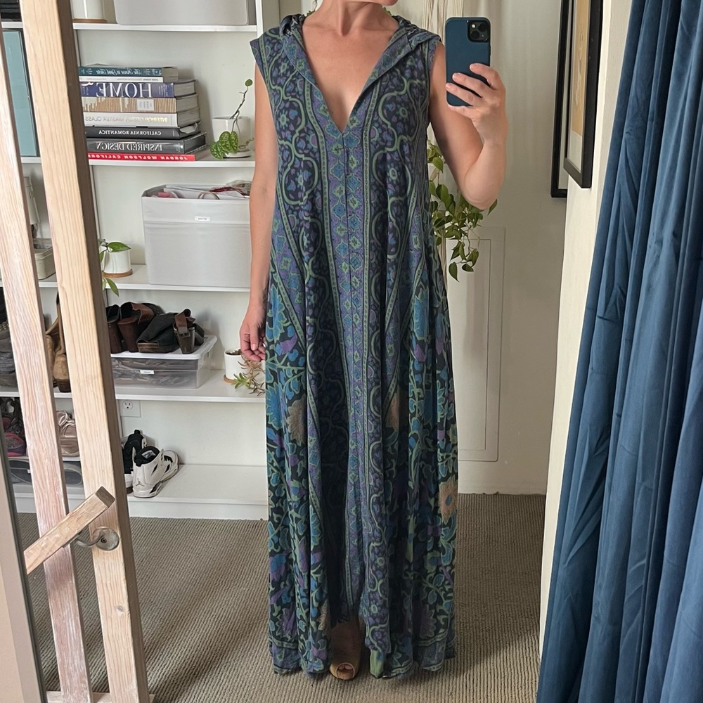 John & Mickie Los Angeles - hooded Tessa Maxi Caftan in Twilight Sunflower